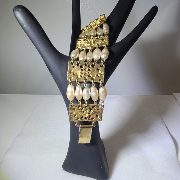 Vintage Celebrity NY Freshwater Pearl Wide Gold-Tone Bracelet - Picture 3 of 6